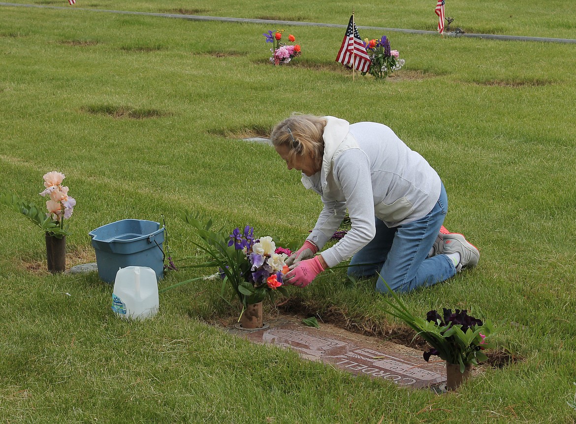 Pioneer Memorial Gardens carries on ceremony on Memorial Day Columbia